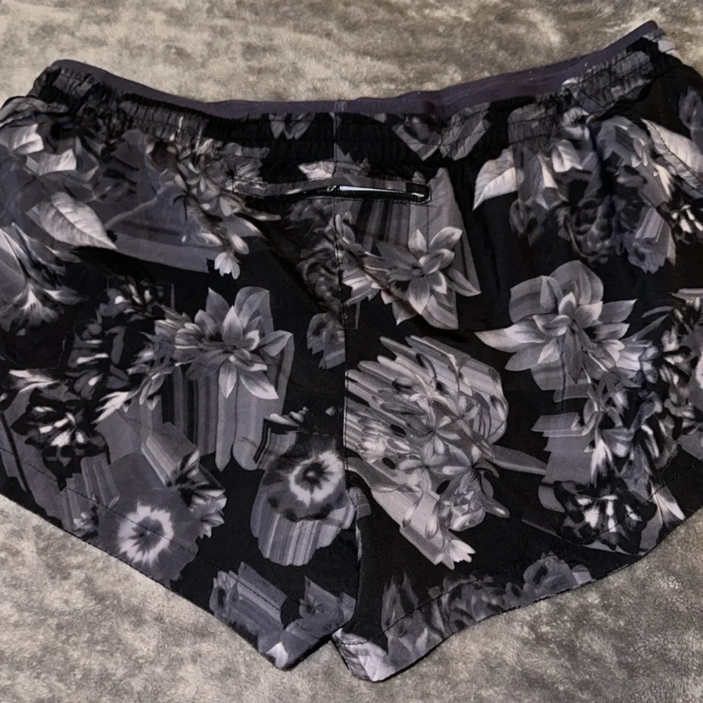 Nike Running Shorts - Picture 3 of 4